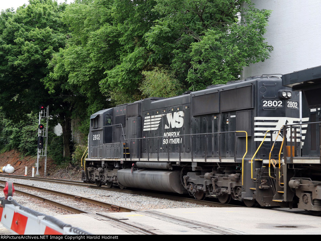 NS 2802 leads train E2T at Southern Junction on a Resticted Signal